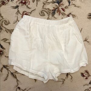 Princess Polly NWT USA8 Beach White shorts